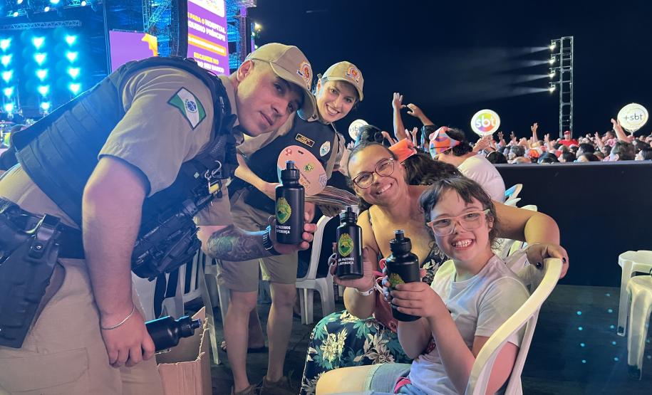 Mesmo com a chuva que caiu durante parte da apresentação, o público permaneceu no local