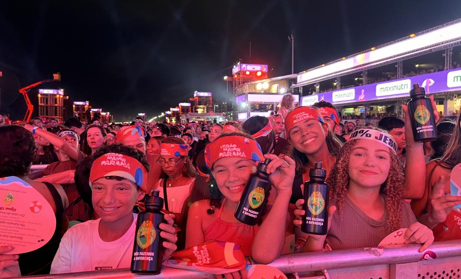 Mesmo com a chuva que caiu durante parte da apresentação, o público permaneceu no local