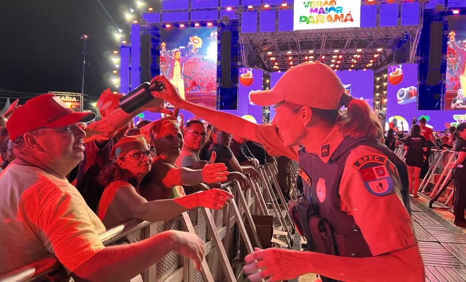 Mesmo com a chuva que caiu durante parte da apresentação, o público permaneceu no local