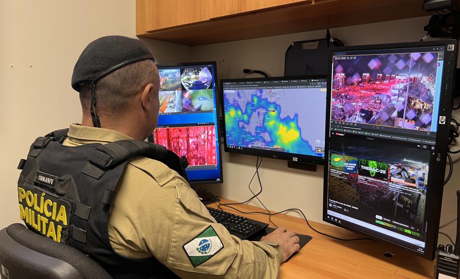 Mesmo com a chuva que caiu durante parte da apresentação, o público permaneceu no local