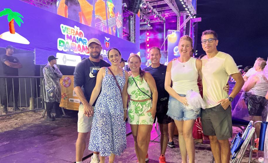 Mesmo com a chuva que caiu durante parte da apresentação, o público permaneceu no local