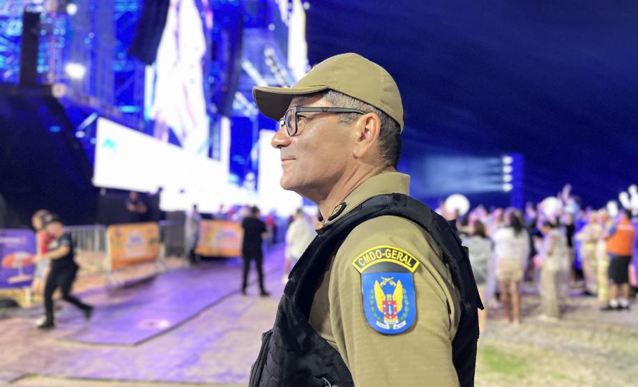 Mesmo com a chuva que caiu durante parte da apresentação, o público permaneceu no local