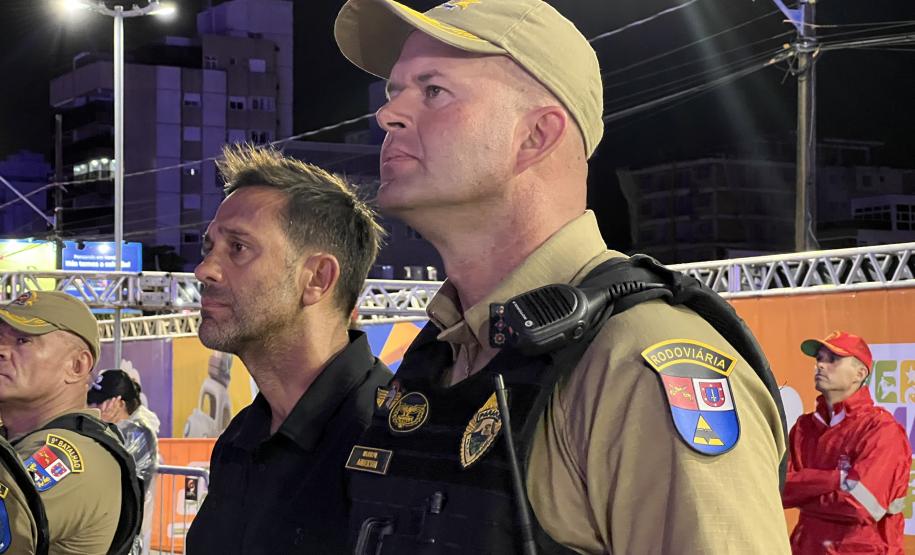 Mesmo com a chuva que caiu durante parte da apresentação, o público permaneceu no local