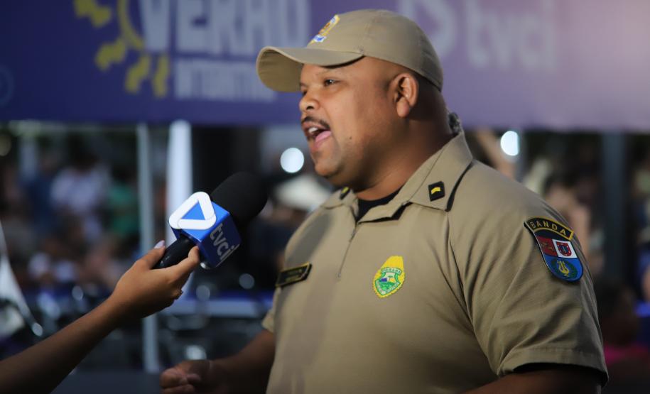 Com grande público presente, a apresentação aconteceu no estande da emissora, transformando a noite em um verdadeiro espetáculo musical à beira-mar