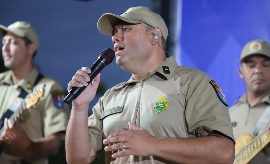 Com grande público presente, a apresentação aconteceu no estande da emissora, transformando a noite em um verdadeiro espetáculo musical à beira-mar