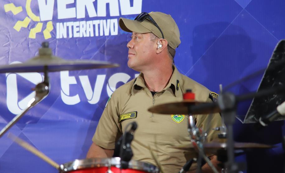 Com grande público presente, a apresentação aconteceu no estande da emissora, transformando a noite em um verdadeiro espetáculo musical à beira-mar