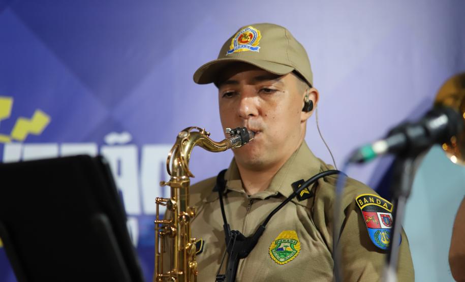 Com grande público presente, a apresentação aconteceu no estande da emissora, transformando a noite em um verdadeiro espetáculo musical à beira-mar