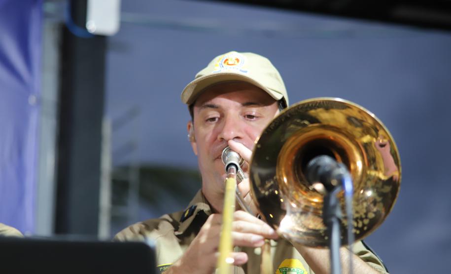 Com grande público presente, a apresentação aconteceu no estande da emissora, transformando a noite em um verdadeiro espetáculo musical à beira-mar