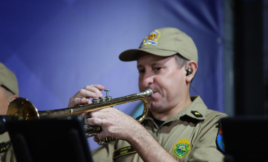 Com grande público presente, a apresentação aconteceu no estande da emissora, transformando a noite em um verdadeiro espetáculo musical à beira-mar