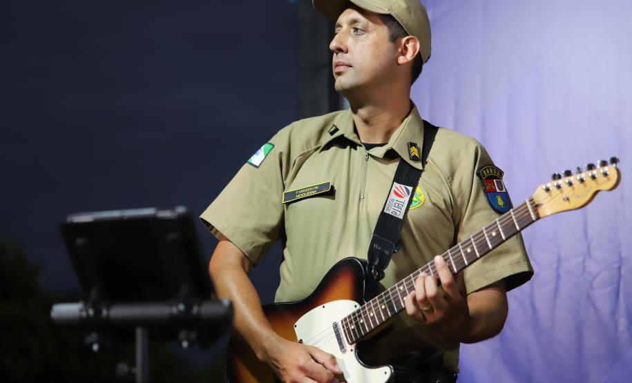 Com grande público presente, a apresentação aconteceu no estande da emissora, transformando a noite em um verdadeiro espetáculo musical à beira-mar