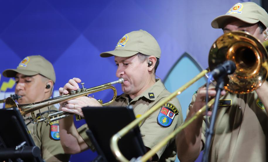 Com grande público presente, a apresentação aconteceu no estande da emissora, transformando a noite em um verdadeiro espetáculo musical à beira-mar