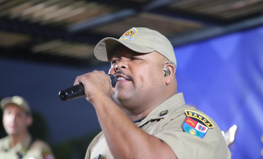 Com grande público presente, a apresentação aconteceu no estande da emissora, transformando a noite em um verdadeiro espetáculo musical à beira-mar