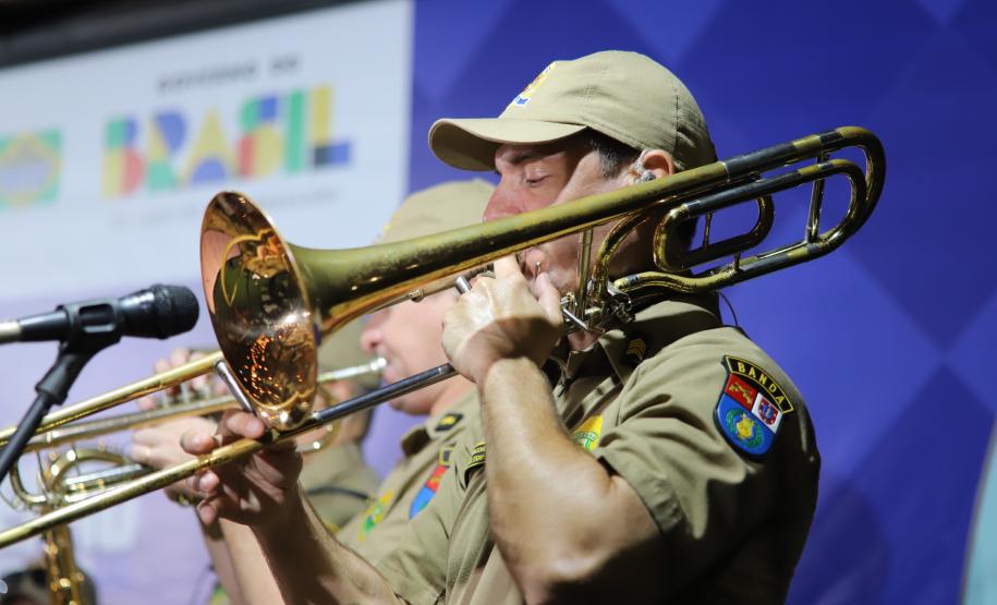 Com grande público presente, a apresentação aconteceu no estande da emissora, transformando a noite em um verdadeiro espetáculo musical à beira-mar