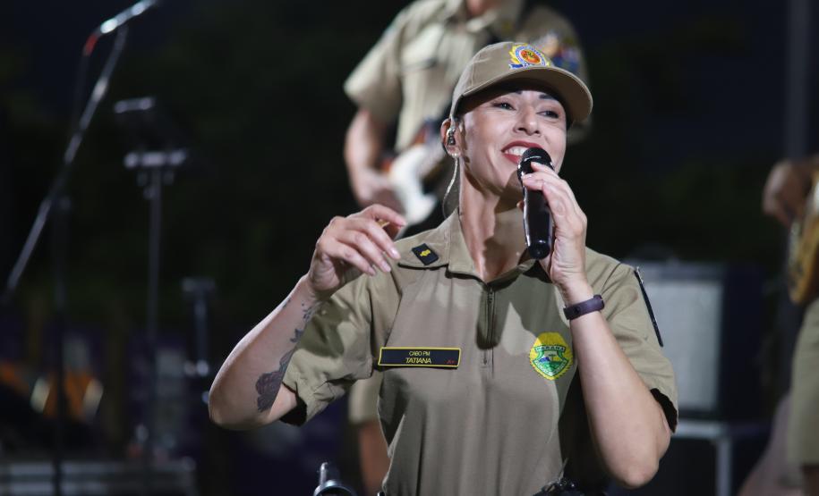 Com grande público presente, a apresentação aconteceu no estande da emissora, transformando a noite em um verdadeiro espetáculo musical à beira-mar