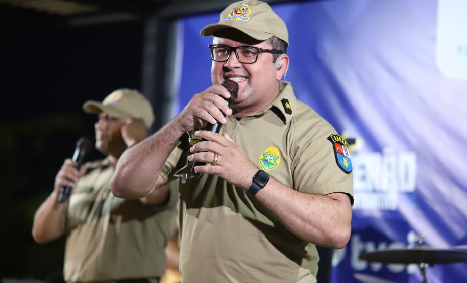 Com grande público presente, a apresentação aconteceu no estande da emissora, transformando a noite em um verdadeiro espetáculo musical à beira-mar