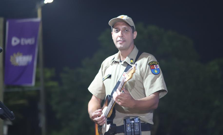 Com grande público presente, a apresentação aconteceu no estande da emissora, transformando a noite em um verdadeiro espetáculo musical à beira-mar