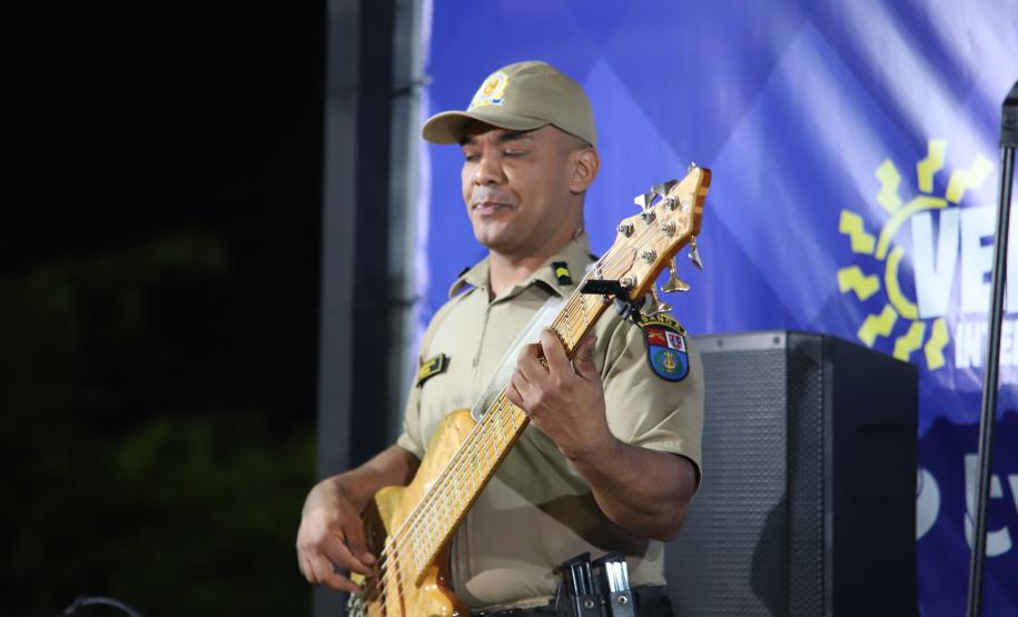 Com grande público presente, a apresentação aconteceu no estande da emissora, transformando a noite em um verdadeiro espetáculo musical à beira-mar