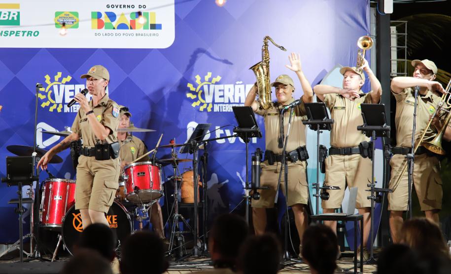 Com grande público presente, a apresentação aconteceu no estande da emissora, transformando a noite em um verdadeiro espetáculo musical à beira-mar