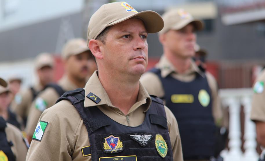 Mesmo com a chuva que caiu durante parte da apresentação, o público permaneceu no local