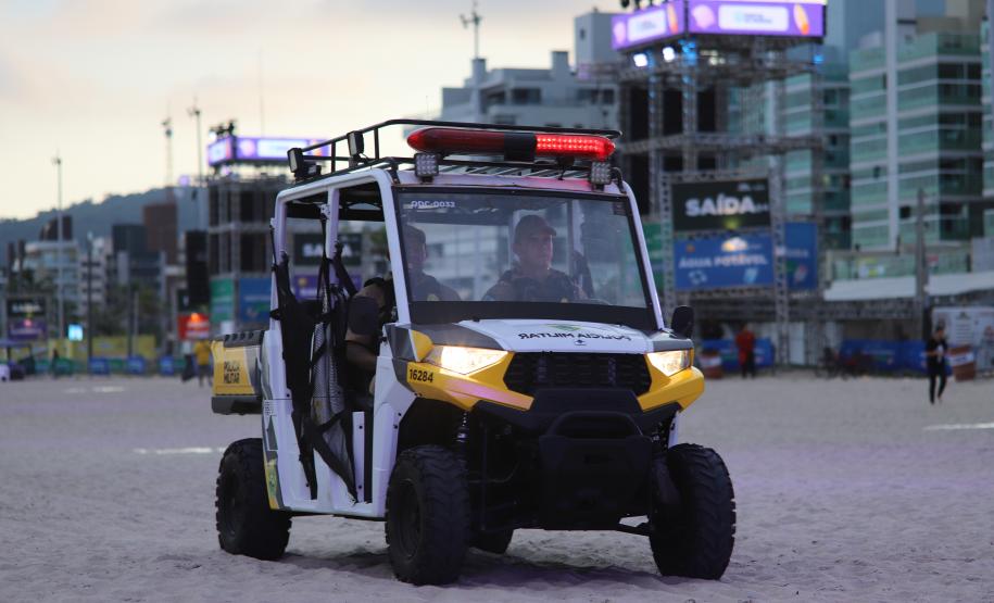 Mesmo com a chuva que caiu durante parte da apresentação, o público permaneceu no local