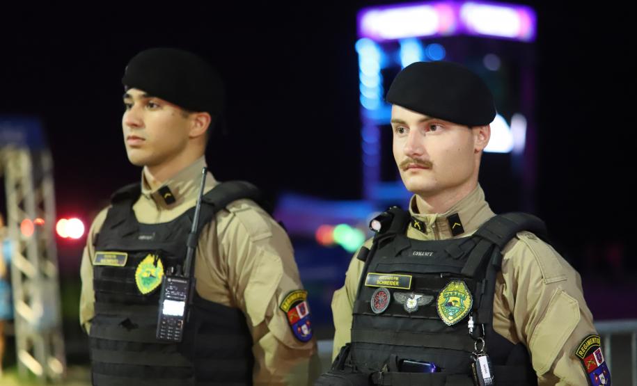 Mesmo com a chuva que caiu durante parte da apresentação, o público permaneceu no local