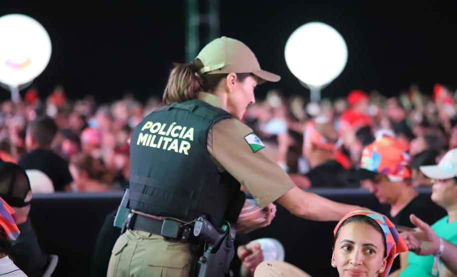 Mesmo com a chuva que caiu durante parte da apresentação, o público permaneceu no local