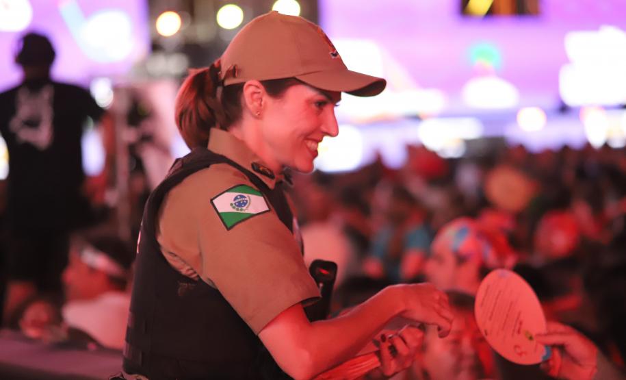 Mesmo com a chuva que caiu durante parte da apresentação, o público permaneceu no local