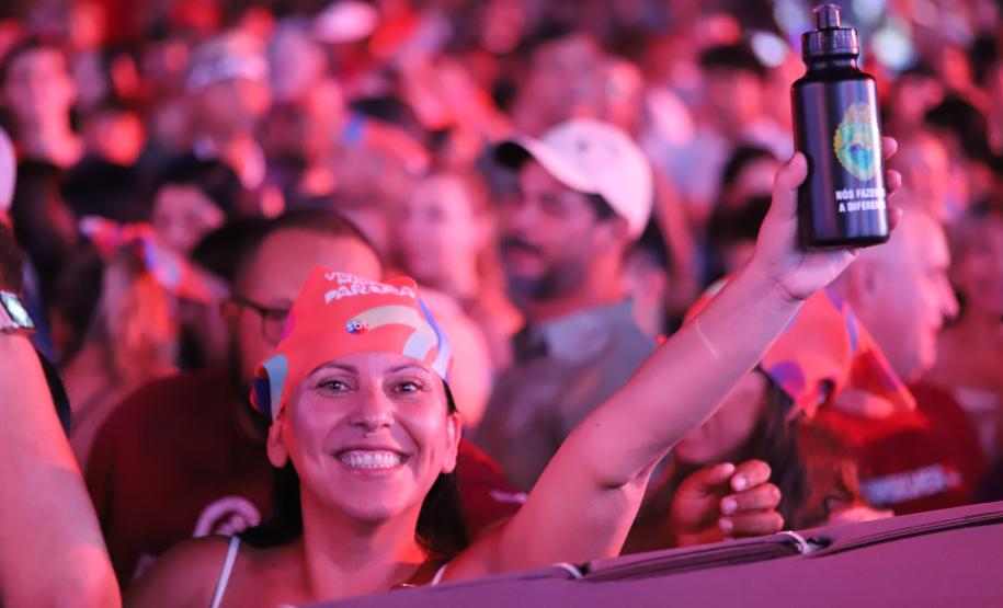 Mesmo com a chuva que caiu durante parte da apresentação, o público permaneceu no local