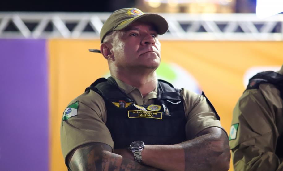 Mesmo com a chuva que caiu durante parte da apresentação, o público permaneceu no local