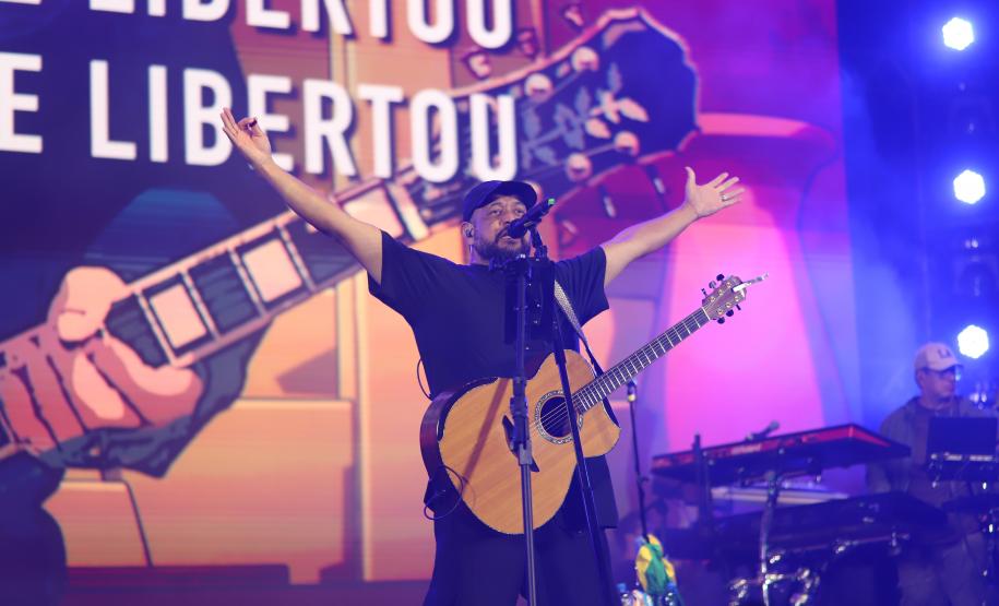 Mesmo com a chuva que caiu durante parte da apresentação, o público permaneceu no local