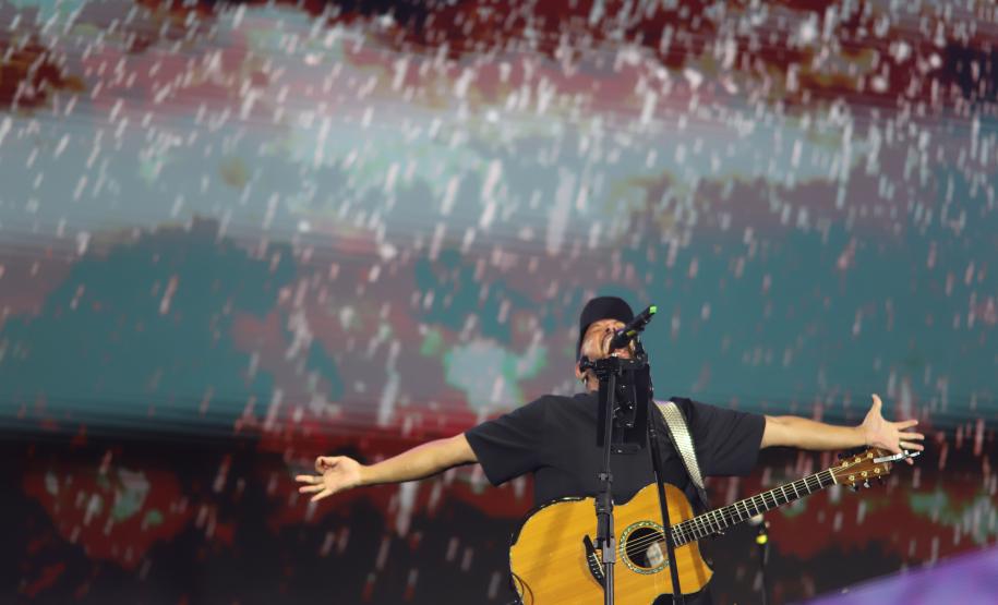 Mesmo com a chuva que caiu durante parte da apresentação, o público permaneceu no local
