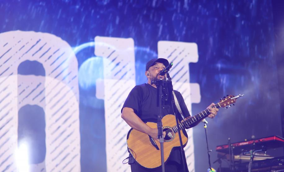 Mesmo com a chuva que caiu durante parte da apresentação, o público permaneceu no local