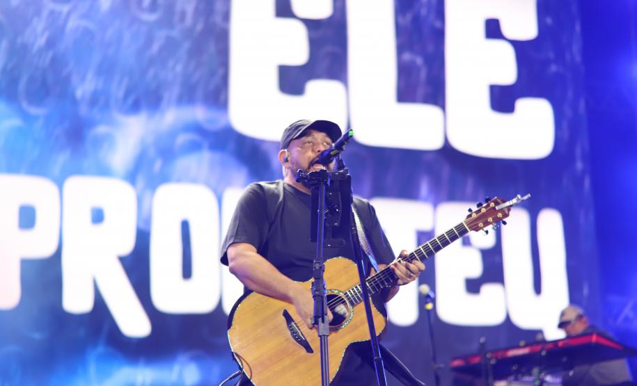 Mesmo com a chuva que caiu durante parte da apresentação, o público permaneceu no local