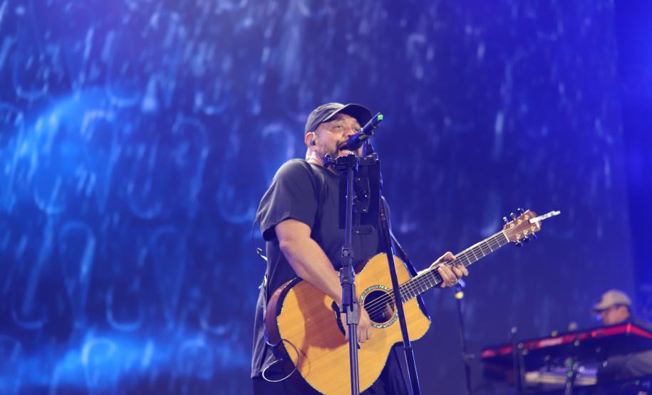 Mesmo com a chuva que caiu durante parte da apresentação, o público permaneceu no local