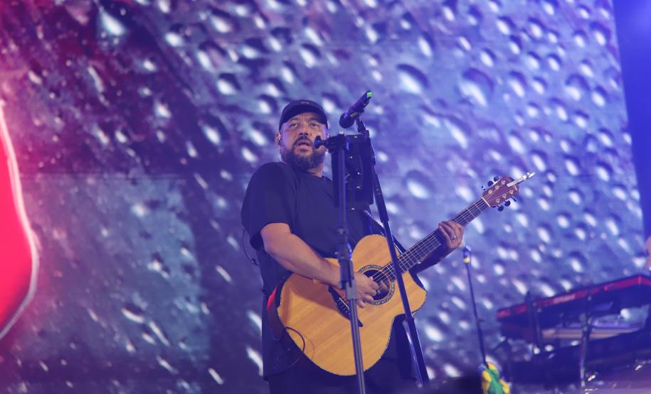 Mesmo com a chuva que caiu durante parte da apresentação, o público permaneceu no local