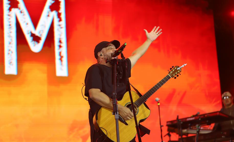Mesmo com a chuva que caiu durante parte da apresentação, o público permaneceu no local