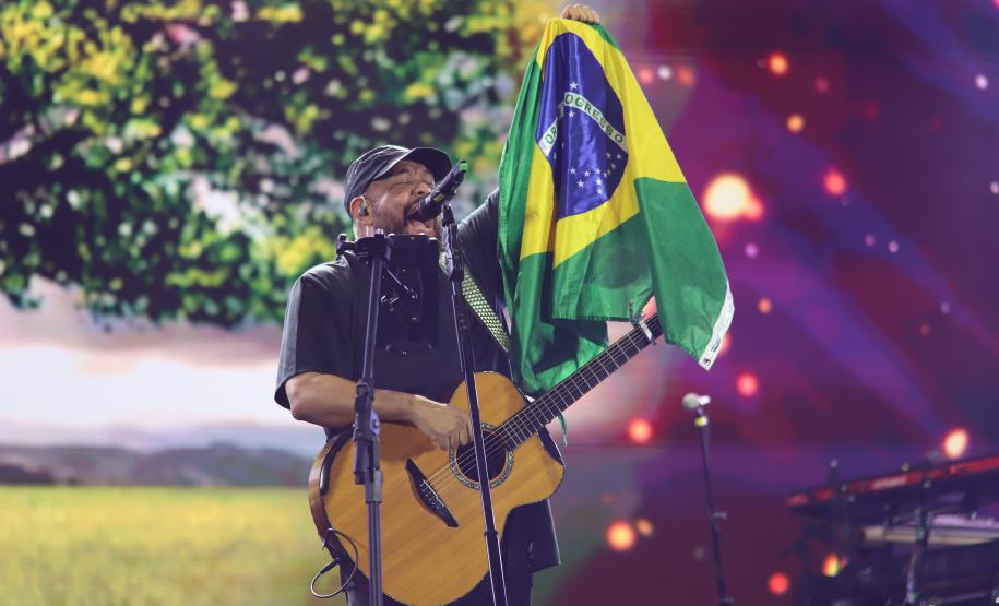 Mesmo com a chuva que caiu durante parte da apresentação, o público permaneceu no local
