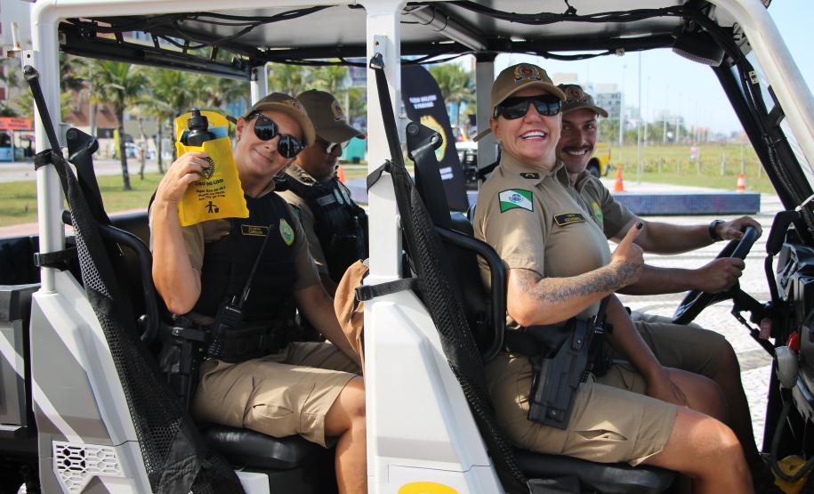 Cinto afivelado e sorriso no rosto: a “Voltinha UTV PMPR” conquista a criançada no litoral