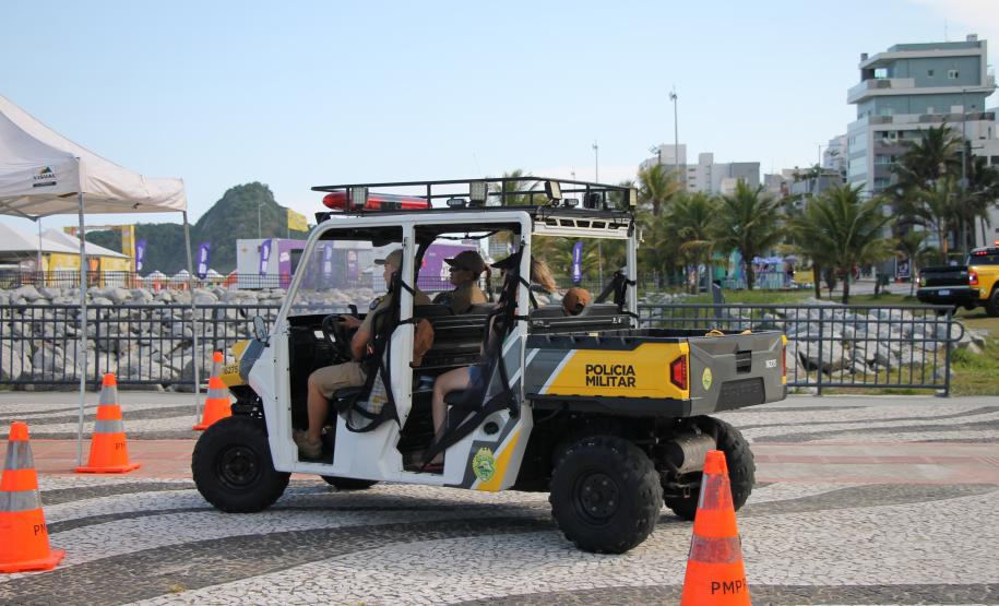 Cinto afivelado e sorriso no rosto: a “Voltinha UTV PMPR” conquista a criançada no litoral