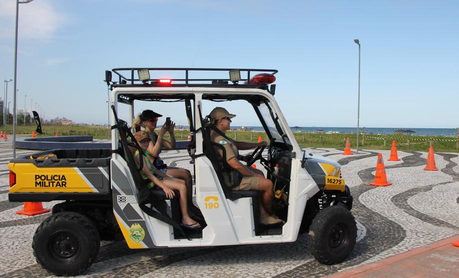 Cinto afivelado e sorriso no rosto: a “Voltinha UTV PMPR” conquista a criançada no litoral