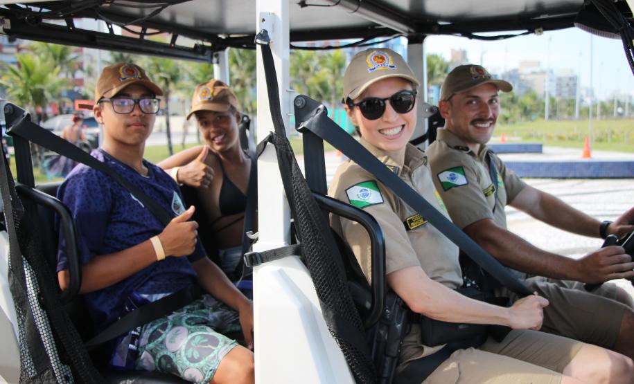 Cinto afivelado e sorriso no rosto: a “Voltinha UTV PMPR” conquista a criançada no litoral
