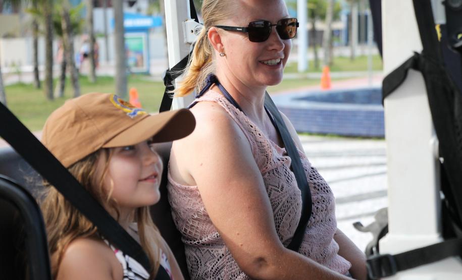 Cinto afivelado e sorriso no rosto: a “Voltinha UTV PMPR” conquista a criançada no litoral