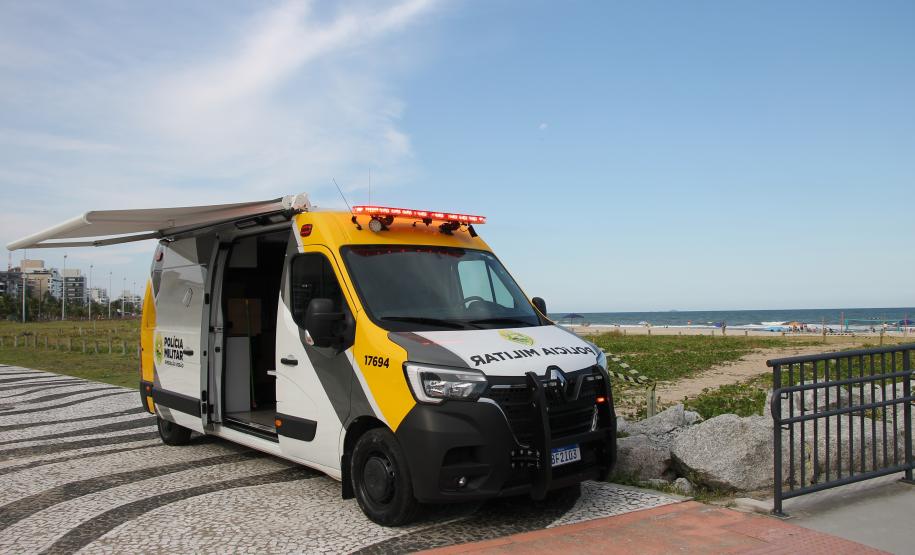 Cinto afivelado e sorriso no rosto: a “Voltinha UTV PMPR” conquista a criançada no litoral