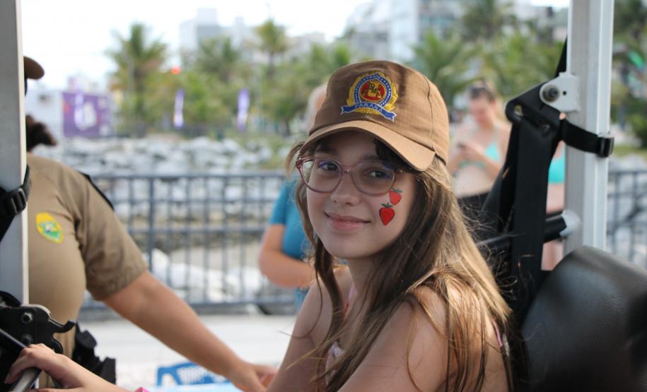 Cinto afivelado e sorriso no rosto: a “Voltinha UTV PMPR” conquista a criançada no litoral