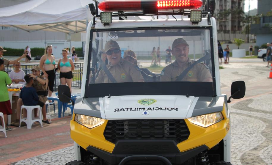 Cinto afivelado e sorriso no rosto: a “Voltinha UTV PMPR” conquista a criançada no litoral