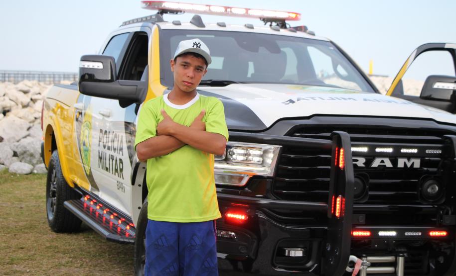 Cinto afivelado e sorriso no rosto: a “Voltinha UTV PMPR” conquista a criançada no litoral