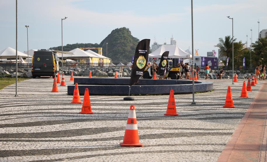 Cinto afivelado e sorriso no rosto: a “Voltinha UTV PMPR” conquista a criançada no litoral