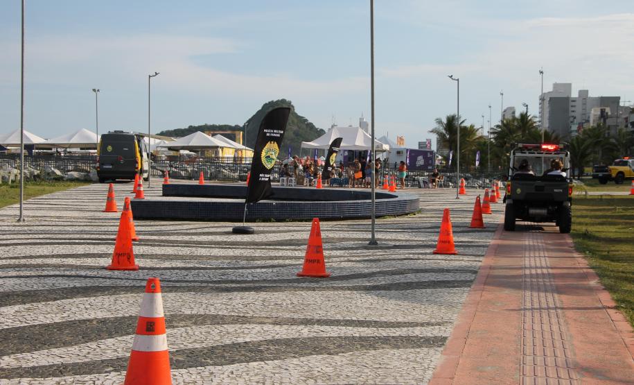 Cinto afivelado e sorriso no rosto: a “Voltinha UTV PMPR” conquista a criançada no litoral
