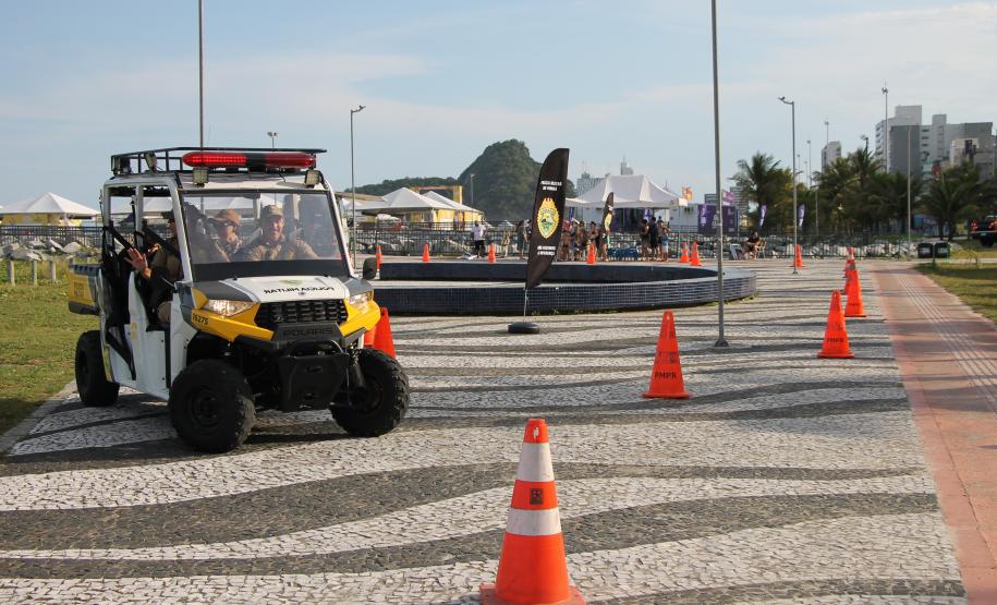 Cinto afivelado e sorriso no rosto: a “Voltinha UTV PMPR” conquista a criançada no litoral