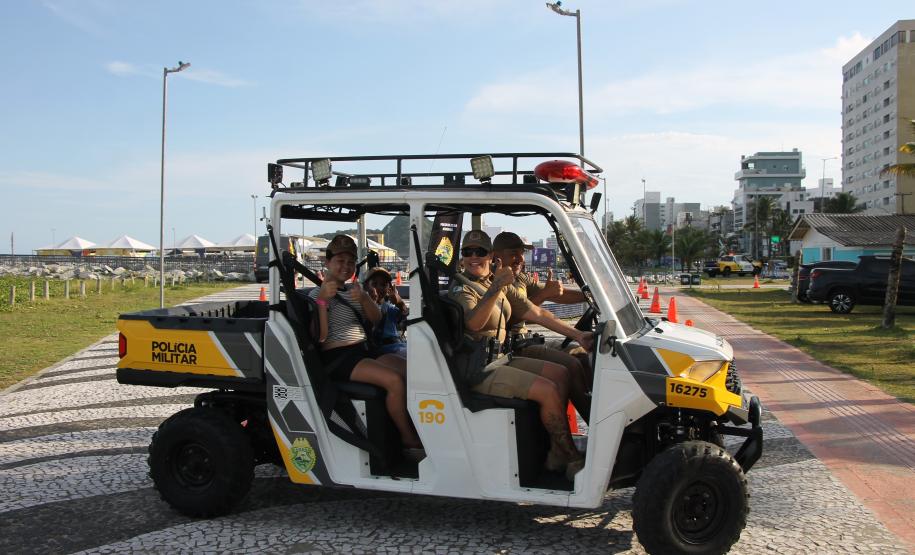 Cinto afivelado e sorriso no rosto: a “Voltinha UTV PMPR” conquista a criançada no litoral